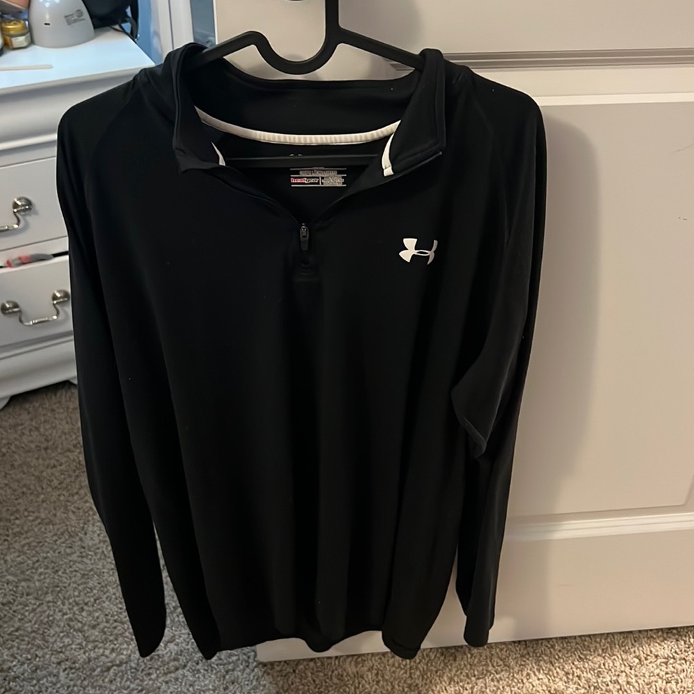 Black heat gear Under Armour long sleeve shirt